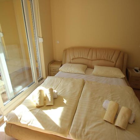 Apartments Villa Astra & Pinija Brela Extérieur photo