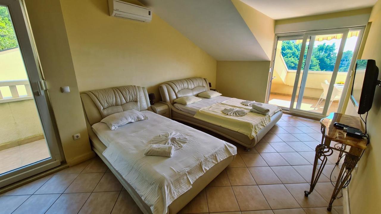 Apartments Villa Astra & Pinija Brela Extérieur photo