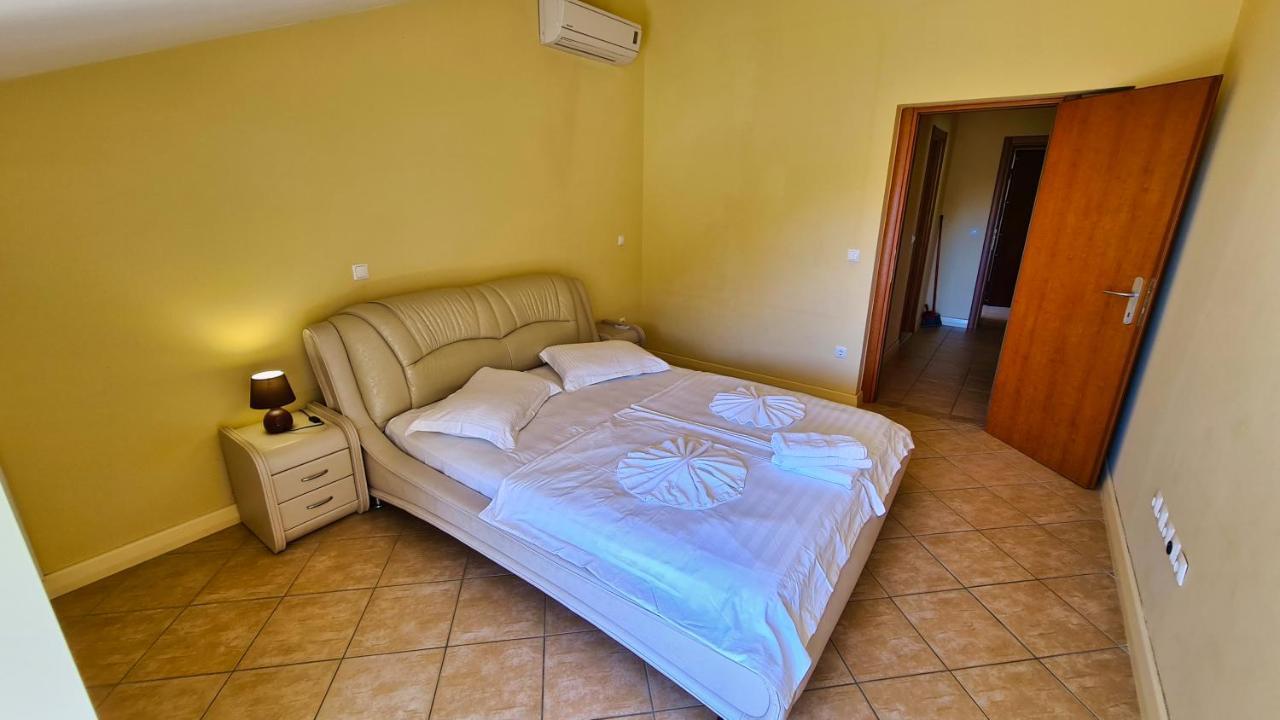 Apartments Villa Astra & Pinija Brela Extérieur photo