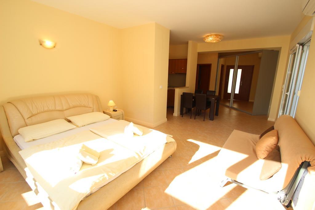 Apartments Villa Astra & Pinija Brela Chambre photo