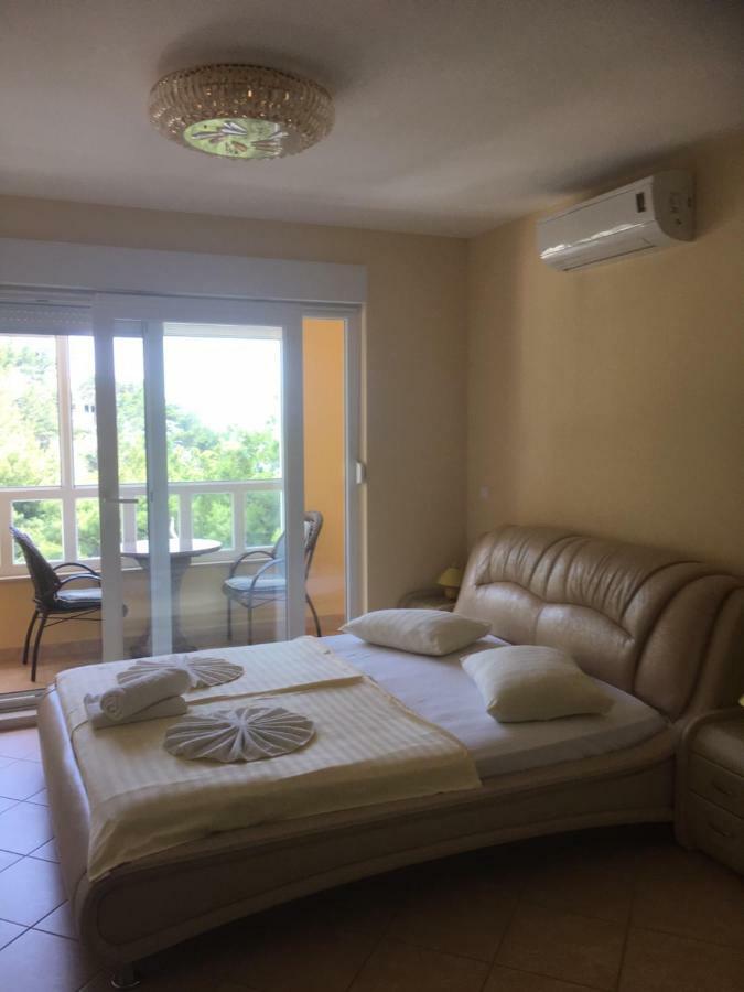Apartments Villa Astra & Pinija Brela Extérieur photo